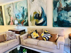 Central Comfort - 4 BDR Apartment, Artfully Designed
